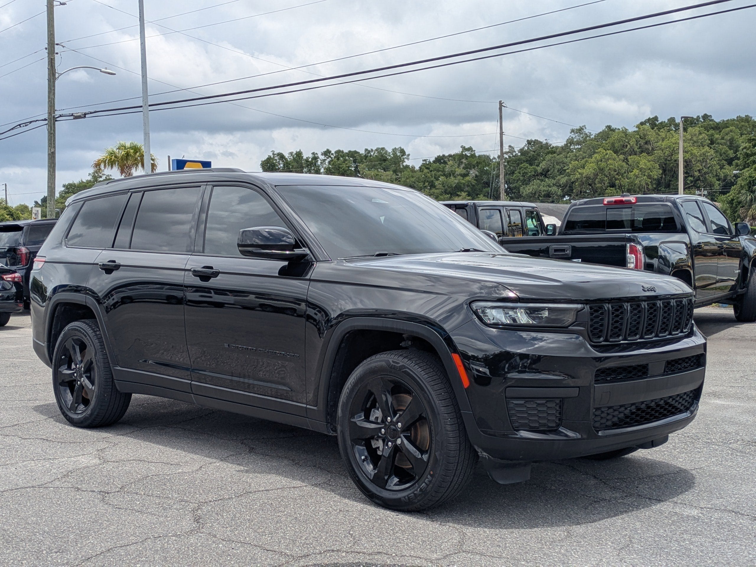 2023 Jeep Grand Cherokee L Altitude 4x2 in Black — front three-quarter view